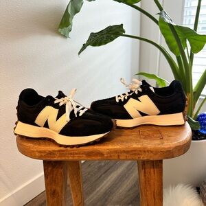 Women’s New Balance 327 Tennis Shoes, Running shoes, Size 7, Black, Like New